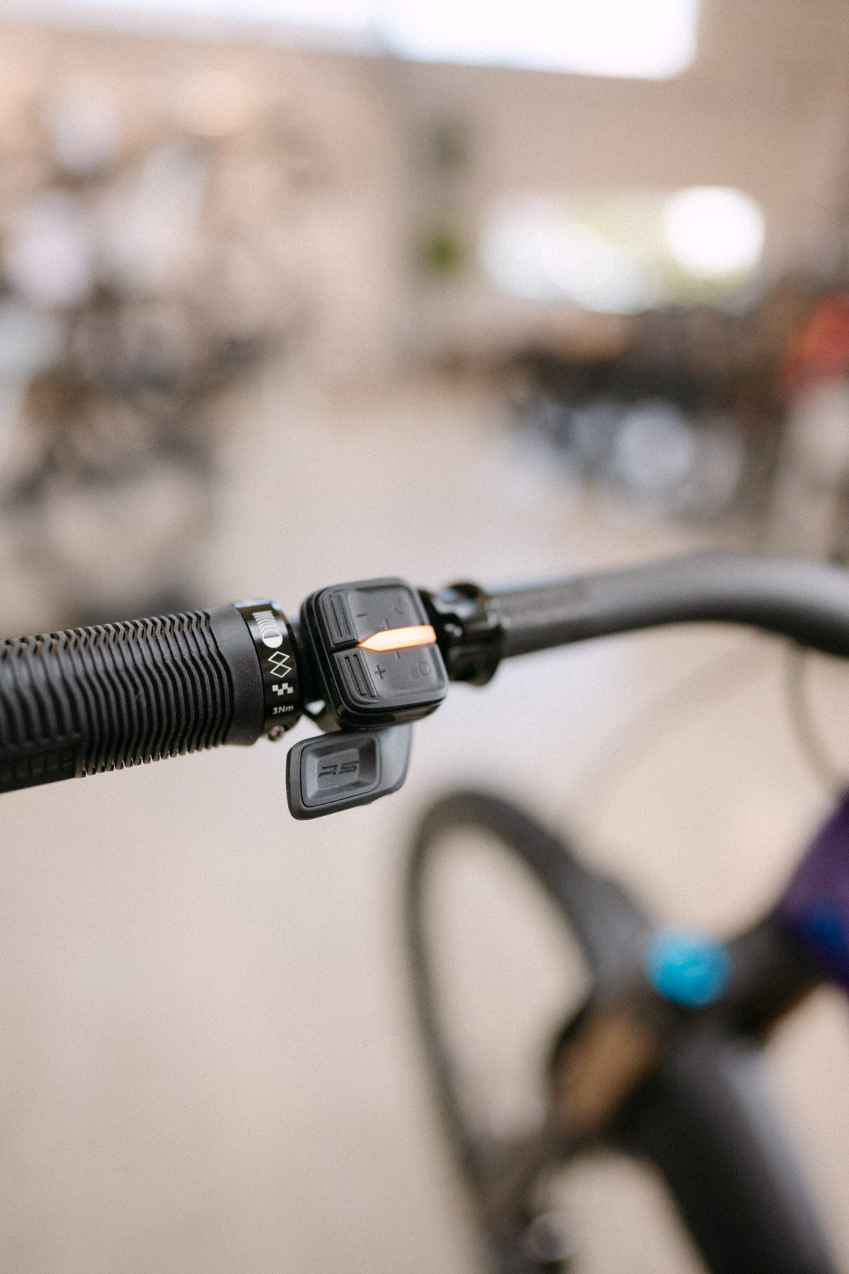 Fernbedienung der elektrischen eDropper-Sattelstütze am Lenker