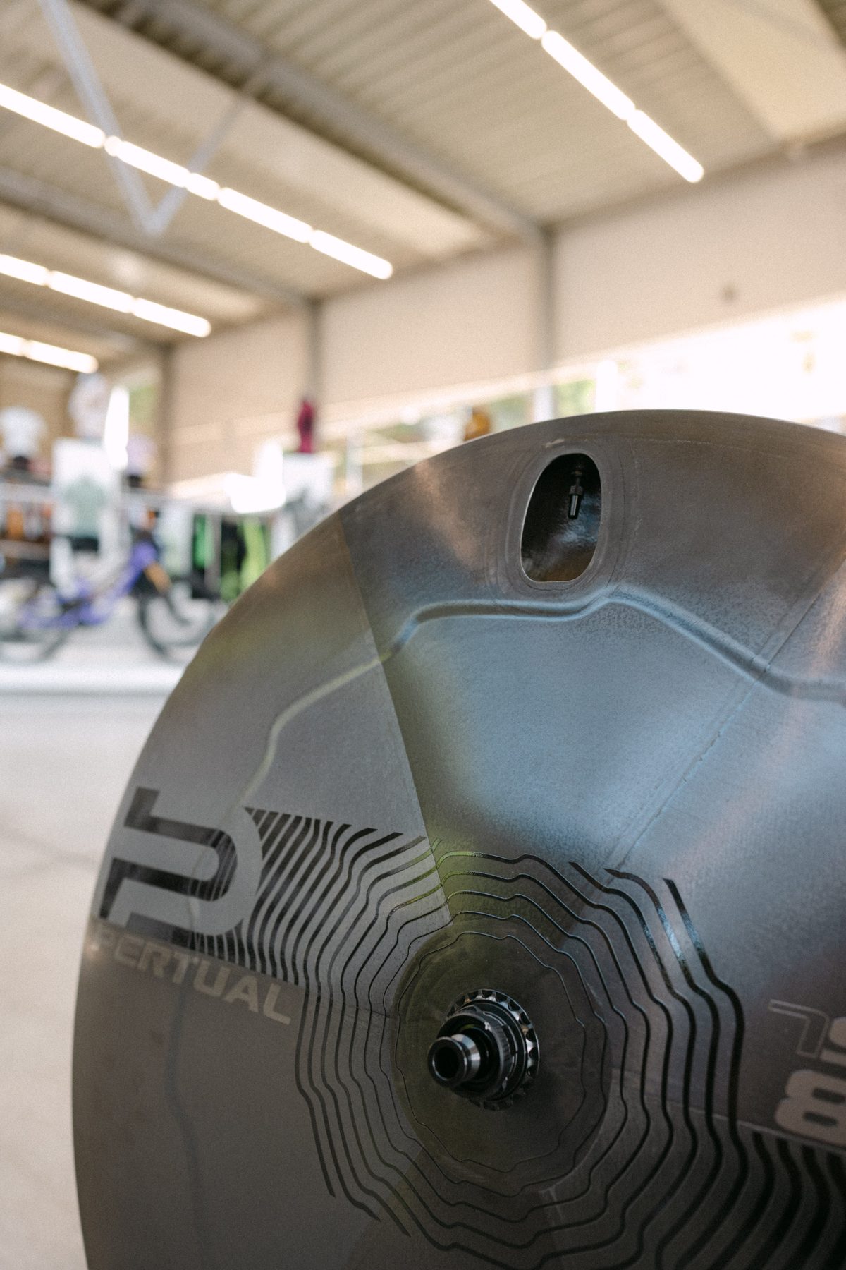 Detailaufnahme der Carbon-Oberfläche und Ventilöffnung der Avro-8 Disc