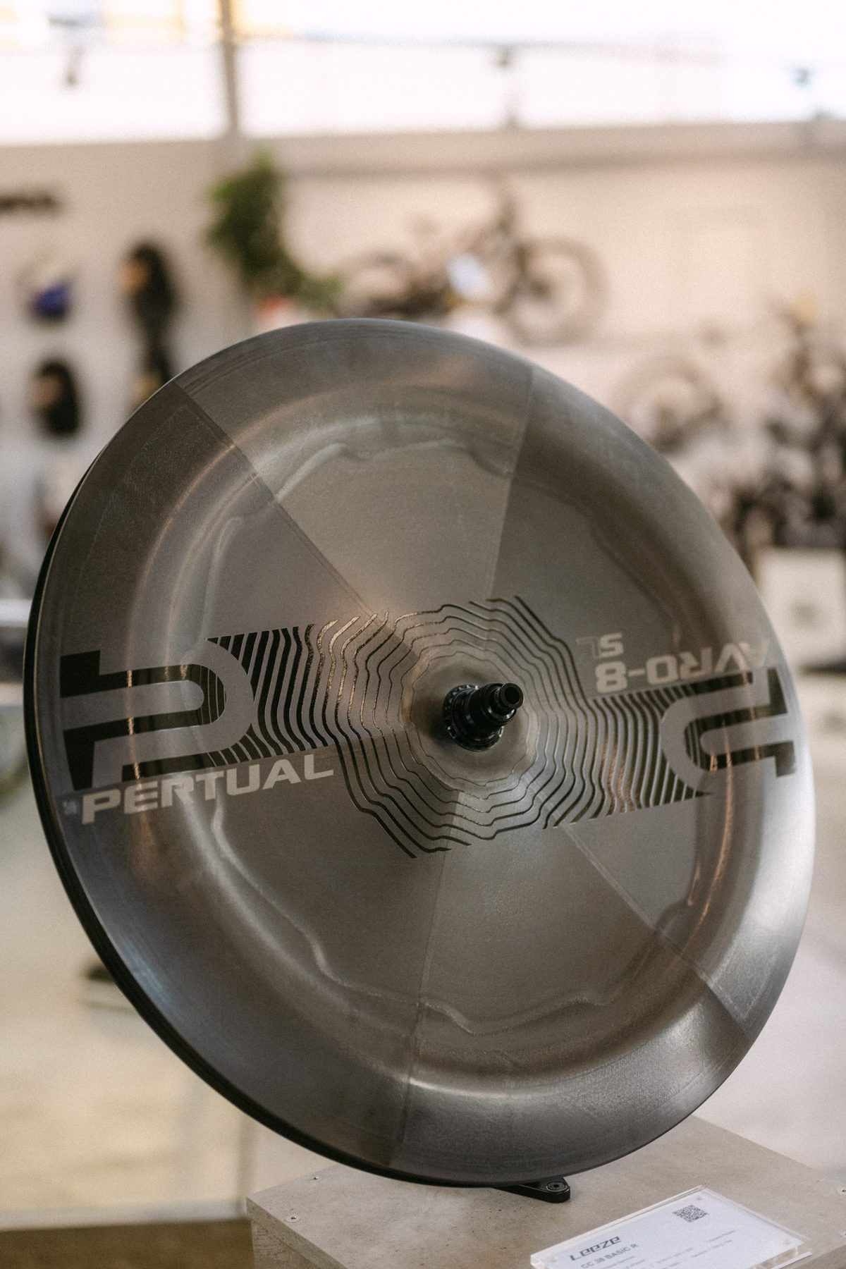Pertual Avro-8 Disc im Showroom, Frontansicht